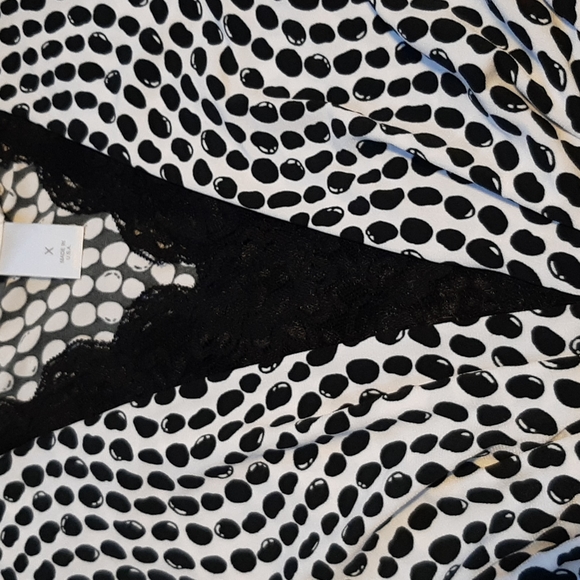 Black and White Blouse - Picture 2 of 4